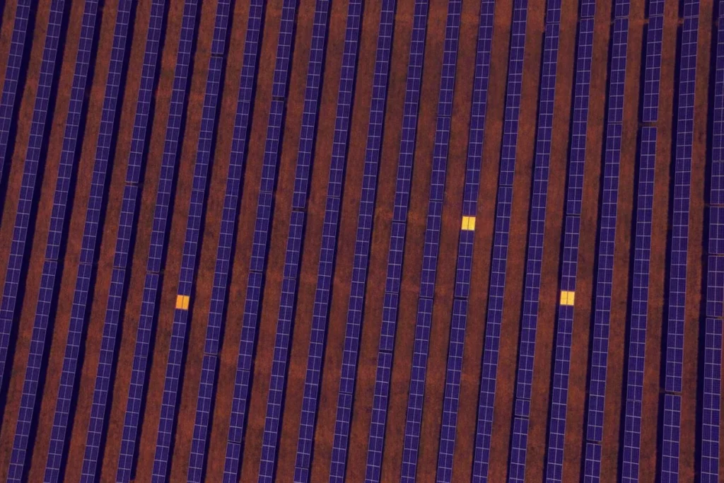 Wärmebildaufnahme eines Solarparks, einzelne Module deutlich wärmer als die übrigen Reihen