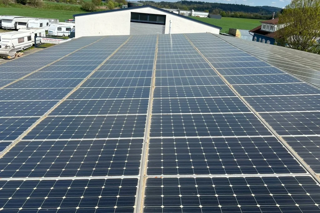 Gereinigte Solarmodulfläche auf einem Hallendach