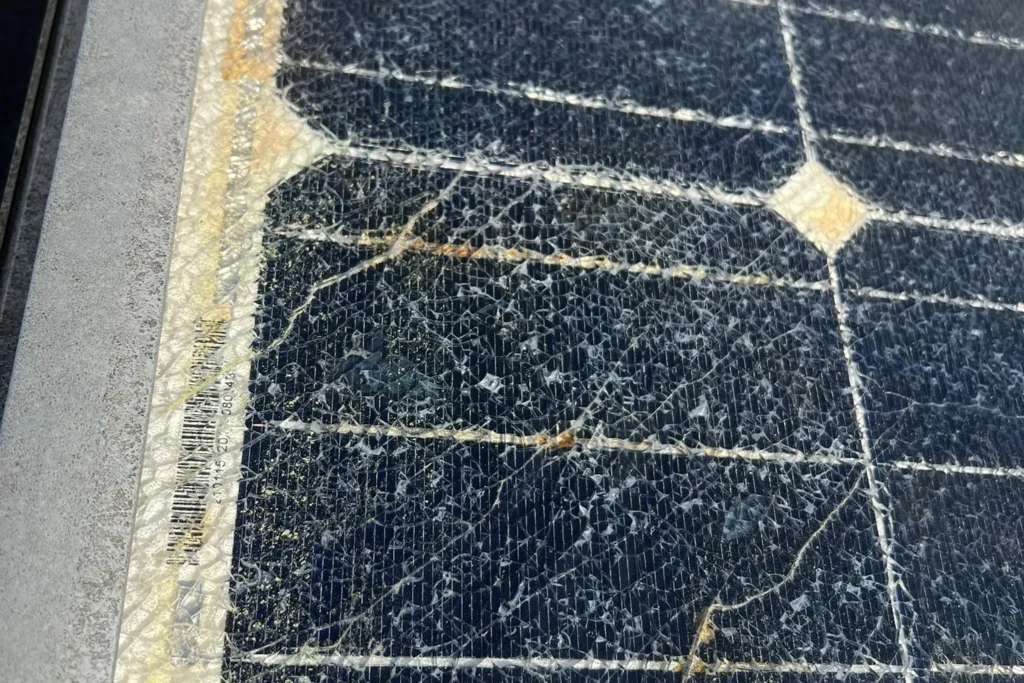 Nahaufnahme einer Solarzelle mit Riss und Vergilbung